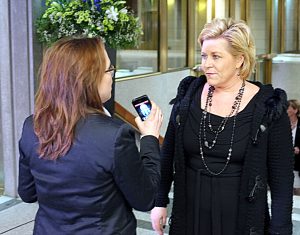 Finansminister Siv Jensen blir intervjuet av en E24.no-journalist.