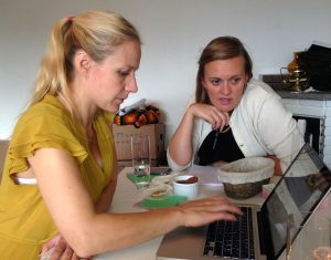 Hedvig Mollestad Thomassen i redigeringsmodus i sitt eget hjem, sammen med Jorid Martinsen fra Wikimedia Norge.